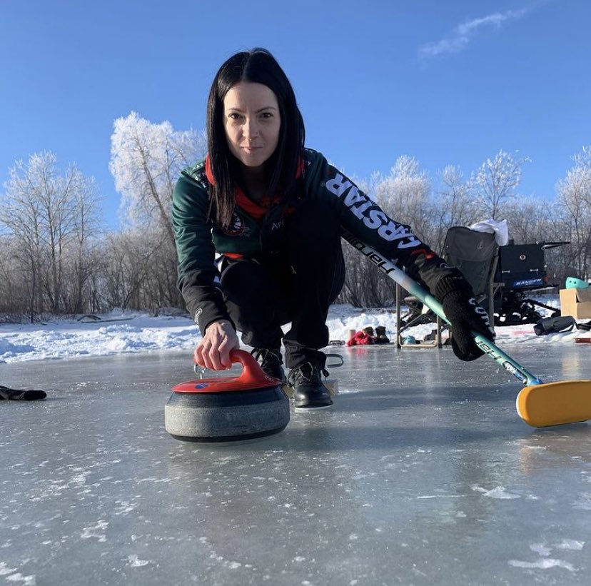 No indoor ice? No problem! Kerri gets creative with practising outside! #keepcurling