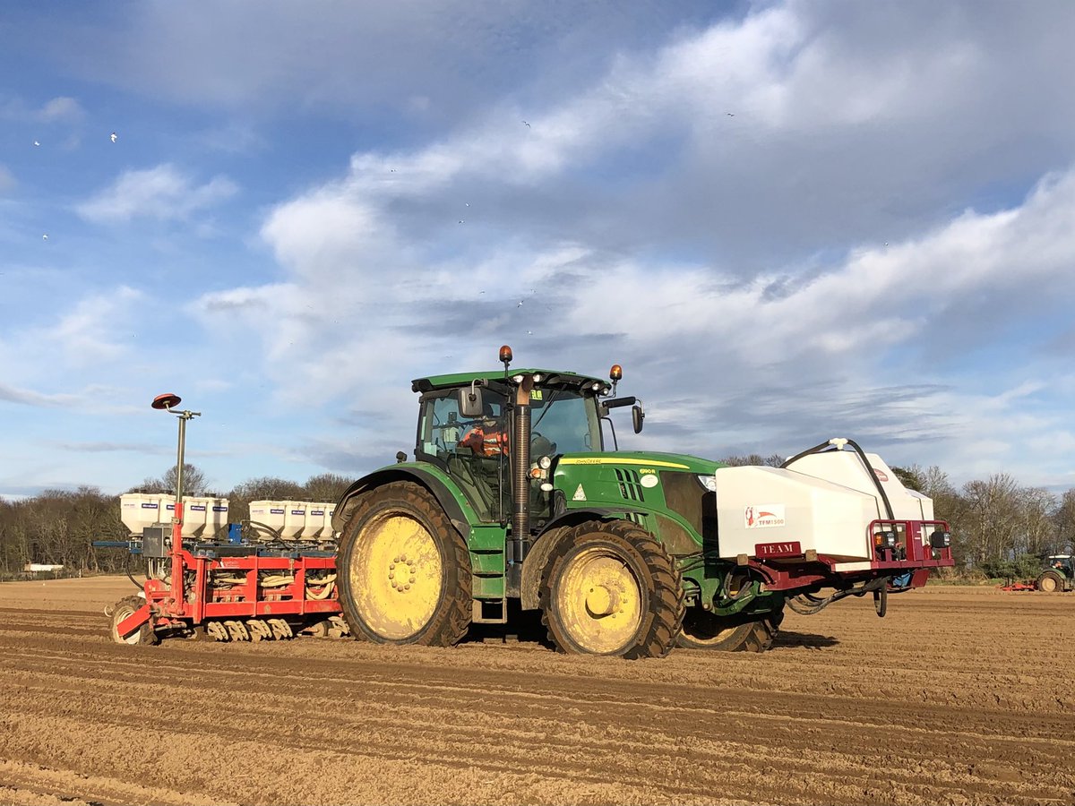 fleming_duncan's tweet photo. Good to be getting some 🥕🥕🥕🥕 in the ground, hope the rain stays away 🤞🤞 @WestropeFarming @tomwestrope @aliwhatling @3musketeersltd https://t.co/bFwR2p2WyX
