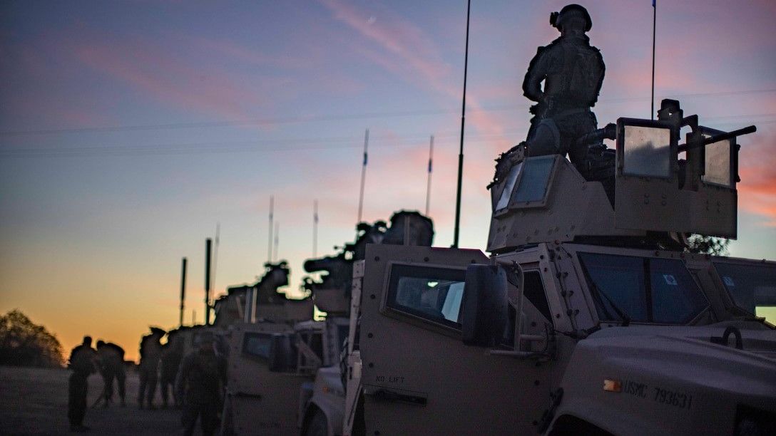 Marines prepare for a tactical recovery of aircraft and personnel exercise at @USMC Base Camp Pendleton on Dec. 16, 2020. #JLTV @DeptofDefense https://t.co/H2oj6W7jQe