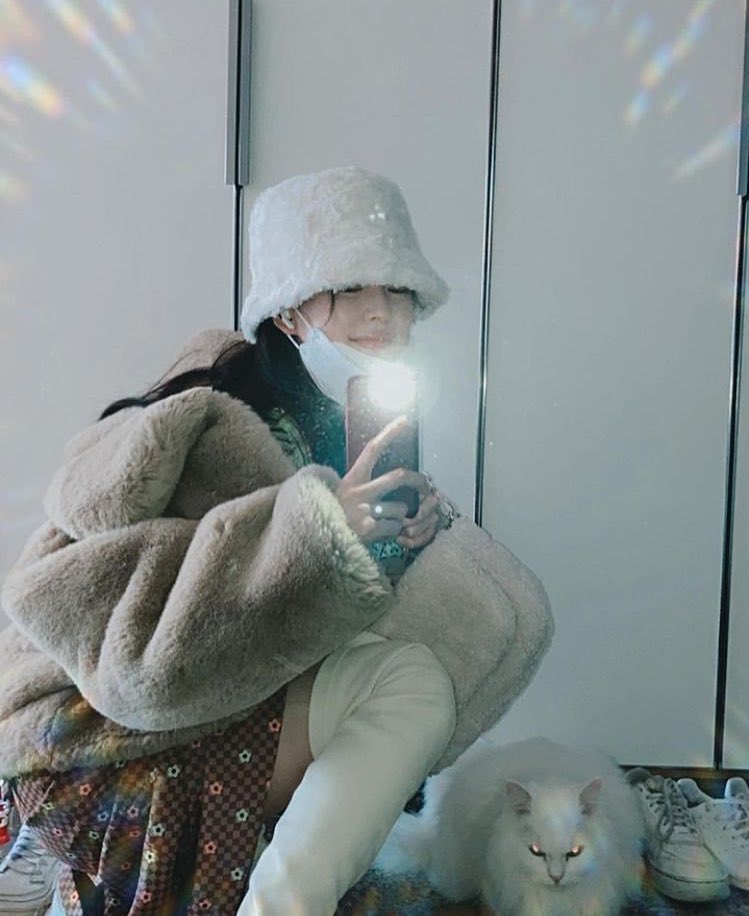 boraIim's tweet photo. today's ootd. stay warm, everyone🥰❤️ https://t.co/l8FpBPY8MN