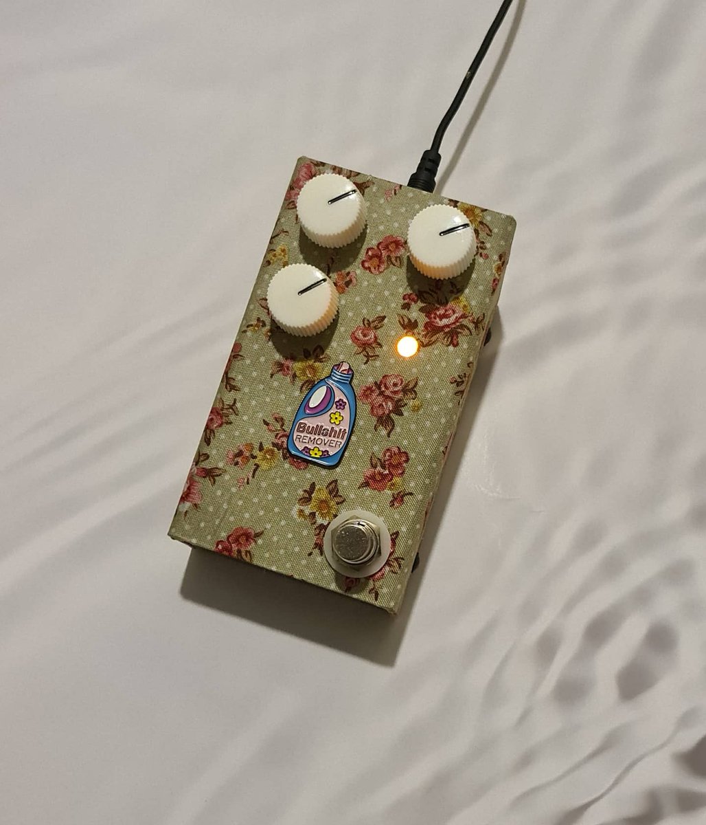 EffectsHello's tweet photo. Kossoff Drive with updated tone stack - available via DM for discount and free shipping
I'm loving the fabric finishes with hidden LED on these new sloped enclosures - what do you guys think?
#guitar #bluesrock #bluesguitar #kossoff #rememberkoss #blueskies #bluesguitars https://t.co/boKlG1Uz25