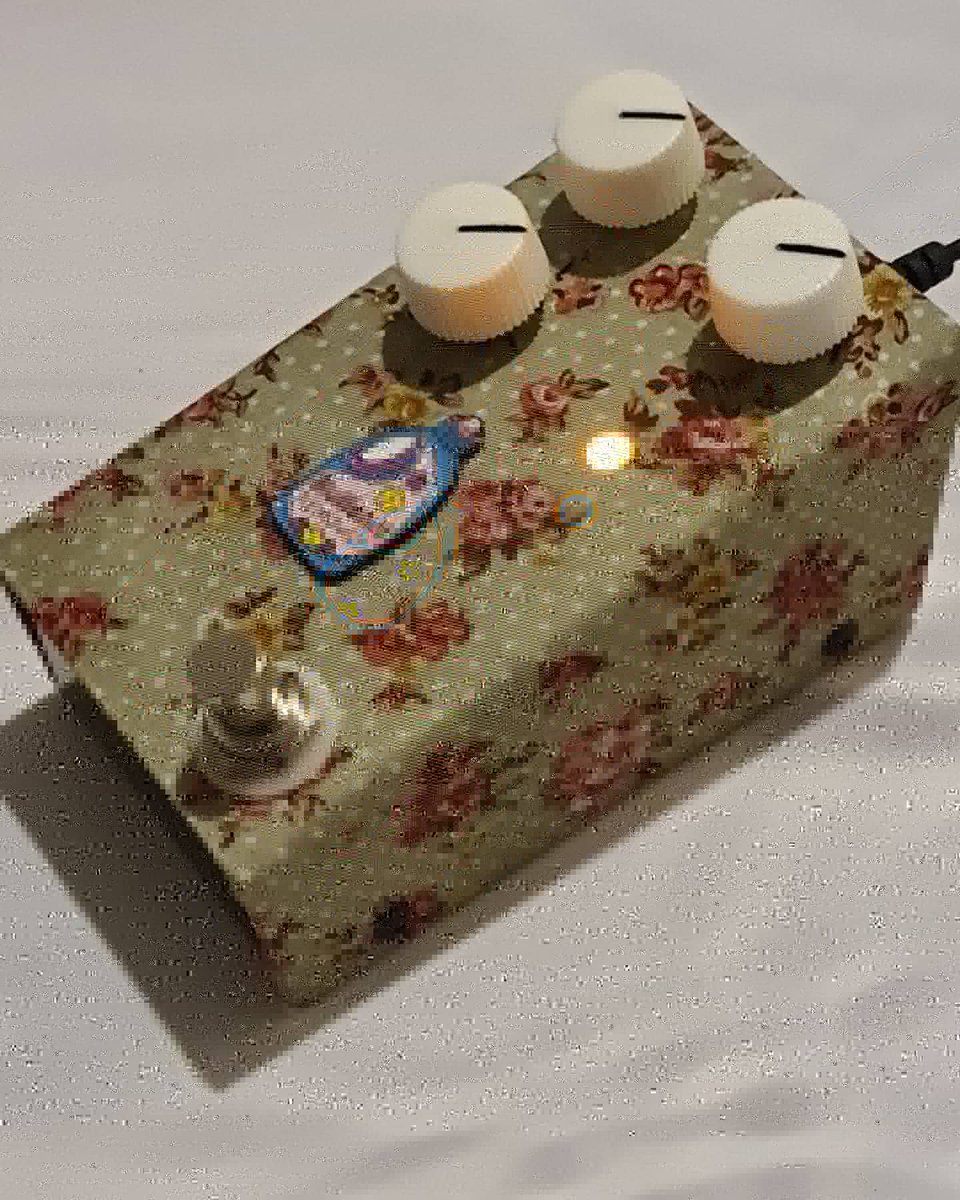 EffectsHello's tweet photo. Kossoff Drive with updated tone stack - available via DM for discount and free shipping
I'm loving the fabric finishes with hidden LED on these new sloped enclosures - what do you guys think?
#guitar #bluesrock #bluesguitar #kossoff #rememberkoss #blueskies #bluesguitars https://t.co/boKlG1Uz25