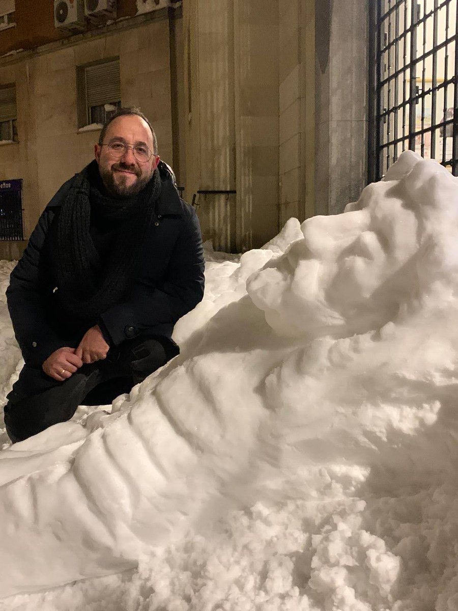 MI CRISTO DE NIEVE.
Me alegro de que os haya gustado.
La Belleza de lo efímero que representa a alguien Eterno.

#tono_casado #lavecinadejesus #