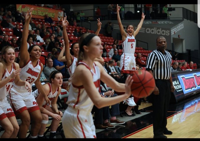 howthebestthink's tweet photo. As part of a team you have to realize that sometimes you’ll be on the bench. When that happens you have 2 options: either sit &amp; wait your turn or be active &amp; engaged in helping your TEAM win. You can encourage or pout &amp; sulk. There’s really only 1 option @CoachJonBeck #energy https://t.co/XZ178Gfz1f