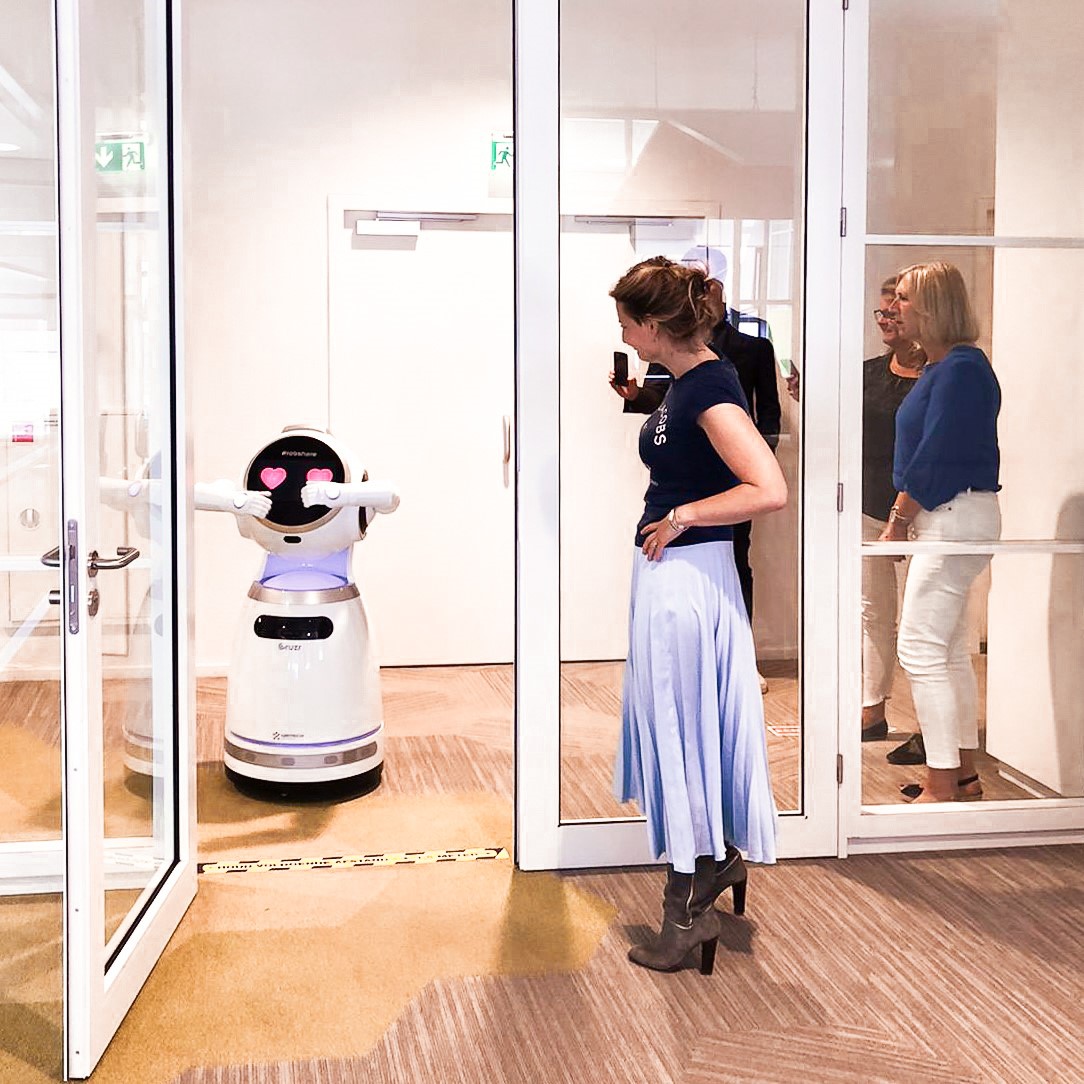 robshare's tweet photo. Happy Monday! Motivation for the new week and lots of love is sending #cruzr to all of you  ❤️

#robots #robotics #robshare #2021 #motivation #events #service #teamwork #team https://t.co/W52GlrT8db