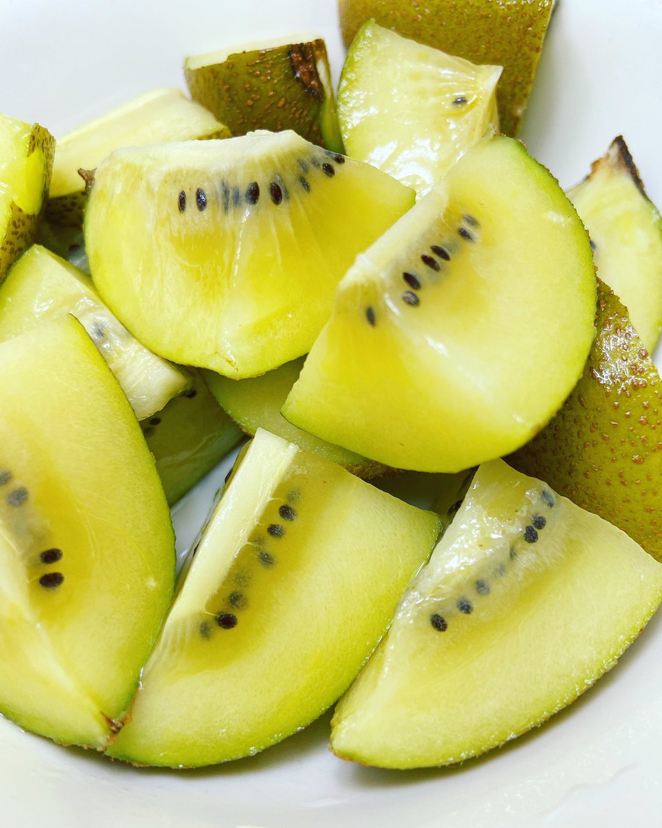 RandomWithVegan's tweet image. 🍃🌼🥝Golden Kiwi🥝🌼🍃 Did you know kiwifruit are amongst the most nutritious fruits and also has three times more Vitamin C than an orange. @ZESPRIkiwifruit 🍃🌼🥝🌼🍃 #vegan #food #blogger #delicious #healthy #photooftheday #share #vegetarian #snack #love #fruit #sweet #kiwi