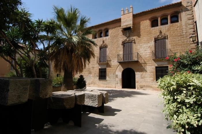 LHCultura's tweet photo. Adjudicades les #BequesLH del @MuseuLH. @JordiRamos79  investigarà el paper de @hbellvitge  i Carles González l’evolució del conjunt arquitectònic de la Remunta.

👉 https://t.co/2f1Hdcaloj

#CulturaLH #LHospitalet #PatrimoniLH #RecercaLH #HistòriaLH https://t.co/NGvSHZyTuh