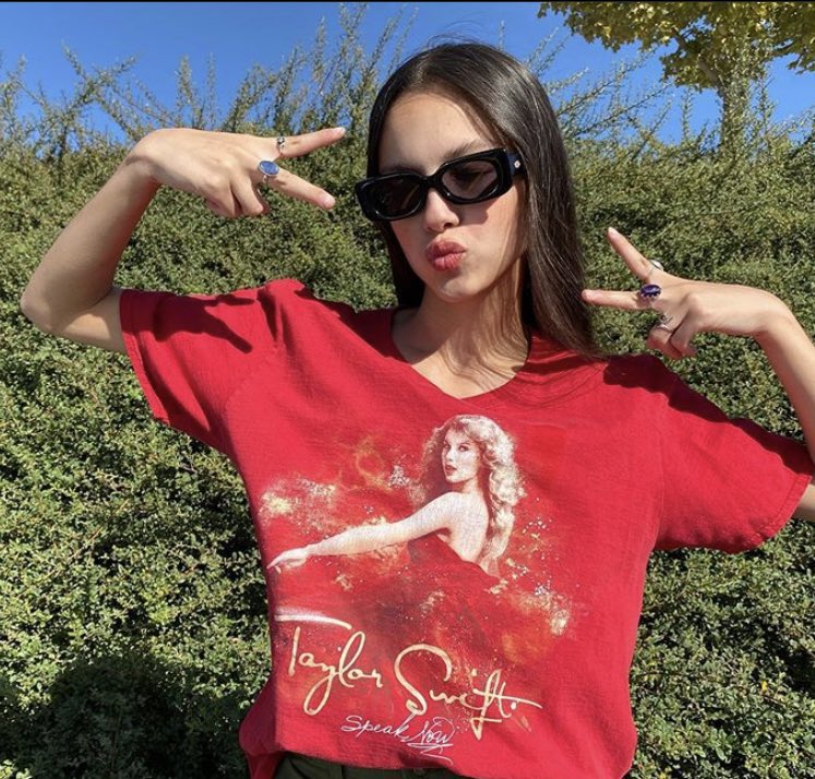 ok but olivia in taylor merch>>>>>