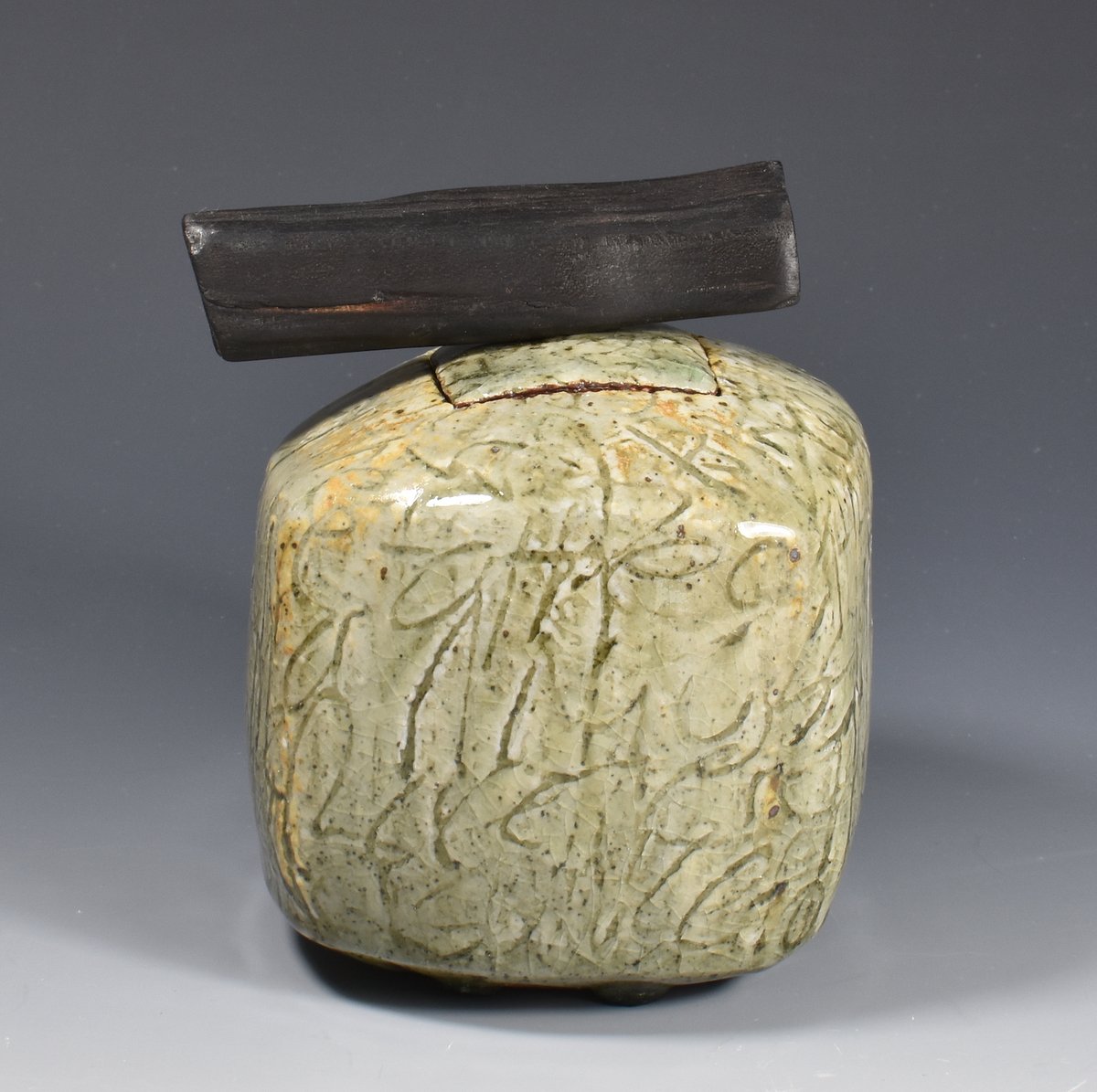 It's hard to tell if Matthew Blakely is a potter or a geologist. Matthew visiting parts of the UK, collects rocks and grinding them down (by hand!) to create amazing clays and glazes. During lockdown has written a book on glazes. 
Check out his pots😍
cambridgeceramics.com/artists/matthe…