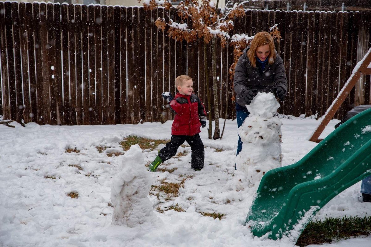 Estefylopezsa's tweet photo. This is how my weekend was!!! #snowtime #snowintexas #snowman #firsttimeinthesnow https://t.co/kNYVb9uvmJ