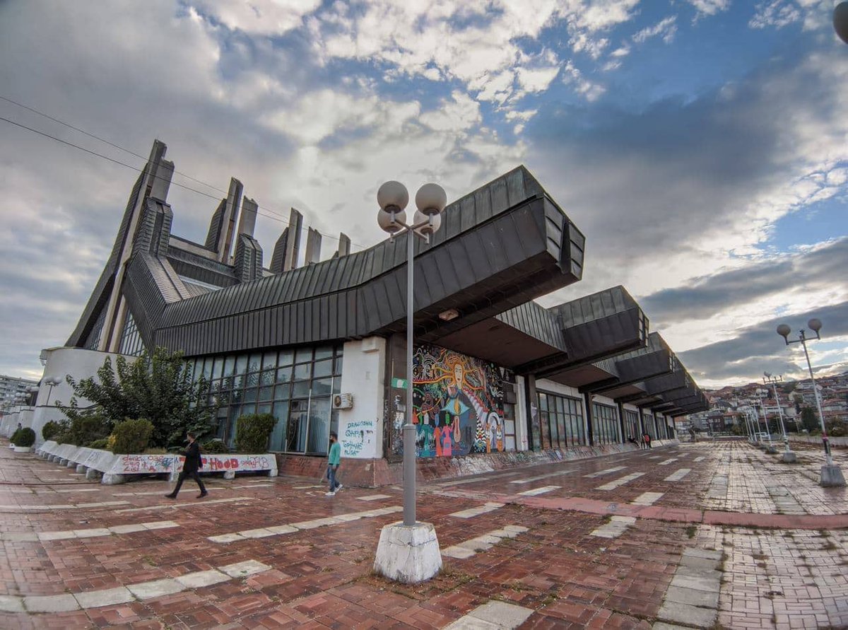 Qué ver en Pristina en un día. Viajamos hasta la capital de Kosovo para recorrer sus principales lugares de interés. vero4travel.com/2021/01/que-ve… #VisitPristina #Loveskosovo