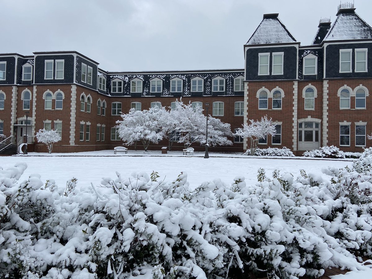 thomashoovercio's tweet photo. Out with the family enjoying LA Techโs beautiful campus #gobulldogs #latech #latechsnowday #latechfamily https://t.co/cIU72ue23e