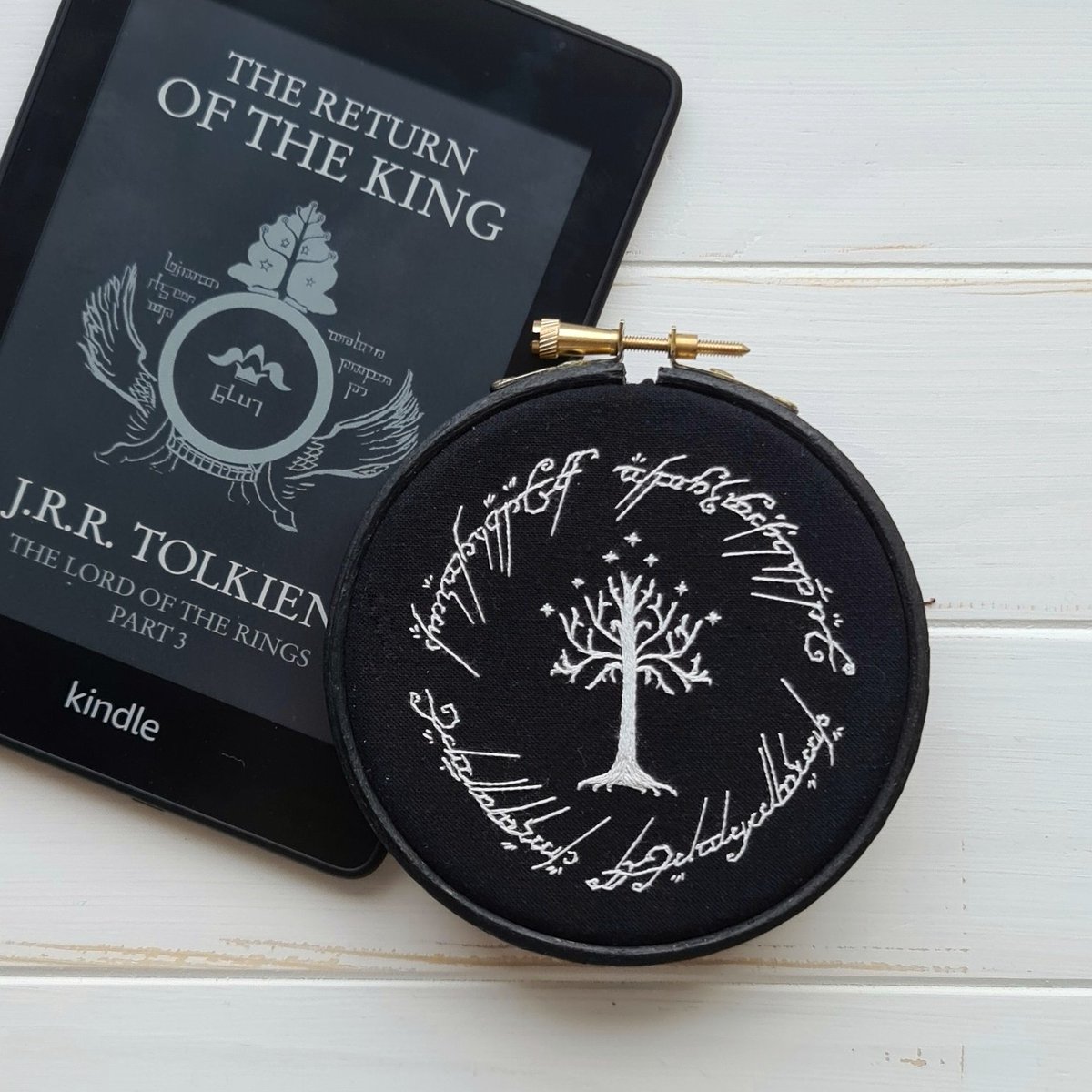 DozyStitches's tweet photo. I'm so pleased with how this turned out 😌
First hoop for #bookstitchalong2021 ; stitching something for every book I read this year! 
#lotr #lordoftherings #embroidery #gondor #thereturnoftheking #tolkien https://t.co/BjBvDr4icI