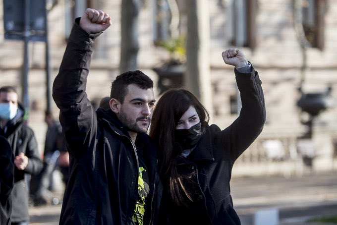 A Adrià Carrasco la Audiencia Nacional y la mitad de los medios de comunicación le acusaron de terrorismo y rebelión. Tuvo que exiliarse.

Casi 3 años después su caso ha sido anulado y archivado. Y ha vuelto.

Quienes le acusaron en portadas hoy han callado. Así funciona.