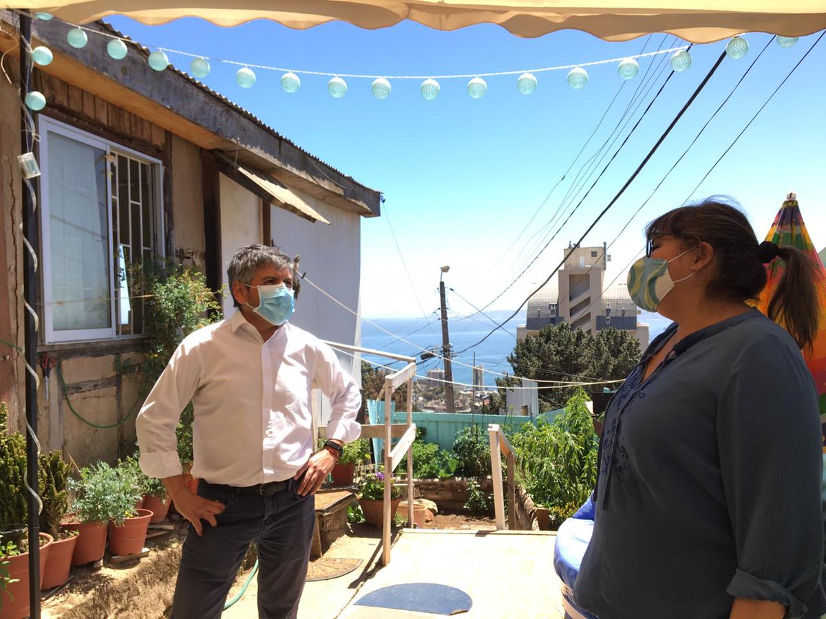 MDSValparaiso's tweet photo. ✅Conocimos a Catherine emprendedora @FOSIS_Valpo quien nos mostró su taller de tapiz y costuras ademas de las herramientas obtenidas en su proyecto, le explicamos a Catherine como postular al #BonoCOVID y que puede hacerlo📲 https://t.co/dcVobxSK9P hasta el 18 de enero👏 https://t.co/sdcGy45Fyg