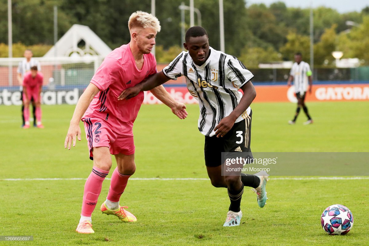 Prestaciones en la UEFA Youth League 2019/20:- Únicamente seguí con atención el tramo final disputado en Nyon, en el Colovray Stadium. Sergio Santos partía como teórico lateral diestro; sin embargo, esa función parecía desempeñarla Marvin Park.