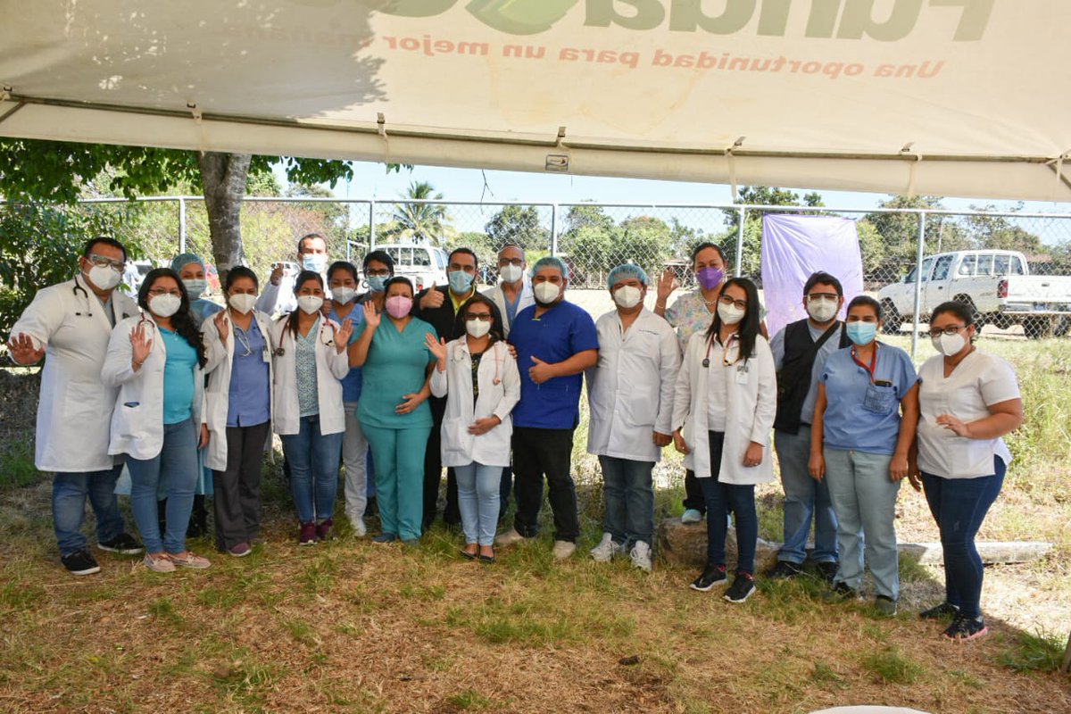 FranAlabi's tweet photo. Compromiso, entrega y vocación; detrás de cada jornada de salud, estos son los valores que mueven a nuestro personal de primera línea.

Son ellos quienes, día a día, dan lo mejor para salvaguardar la vida de la población.

Gracias. Sigamos trabajando, juntos. https://t.co/klu8oUopRM