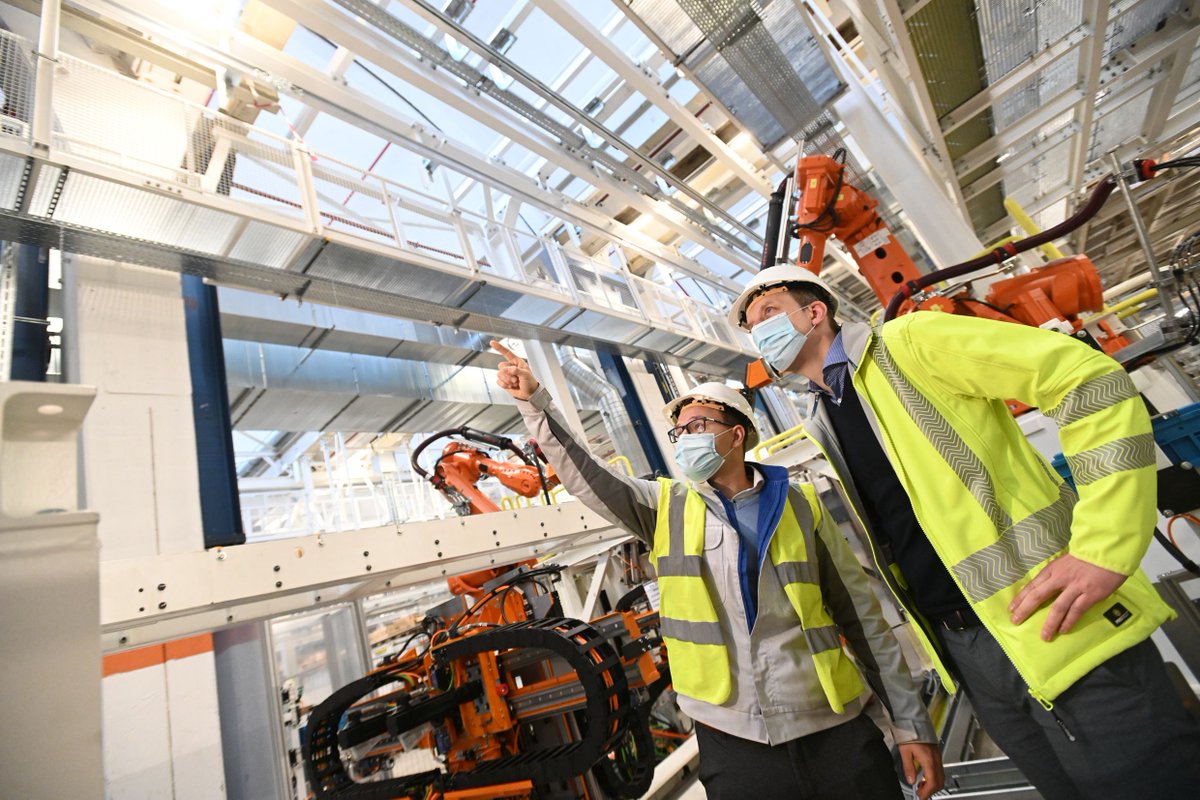 VWCV_news's tweet photo. The new #Multivan and the #IDBUZZ in focus: We used the turn of the year again for modernization at our #Hanover plant and connected the new production lines to the existing infrastructure. Read more on @LinkedInDACH.
#VWCV #WeTransportSuccess #Hello2021 https://t.co/cFT2r5DA0H https://t.co/7EUOnX774d