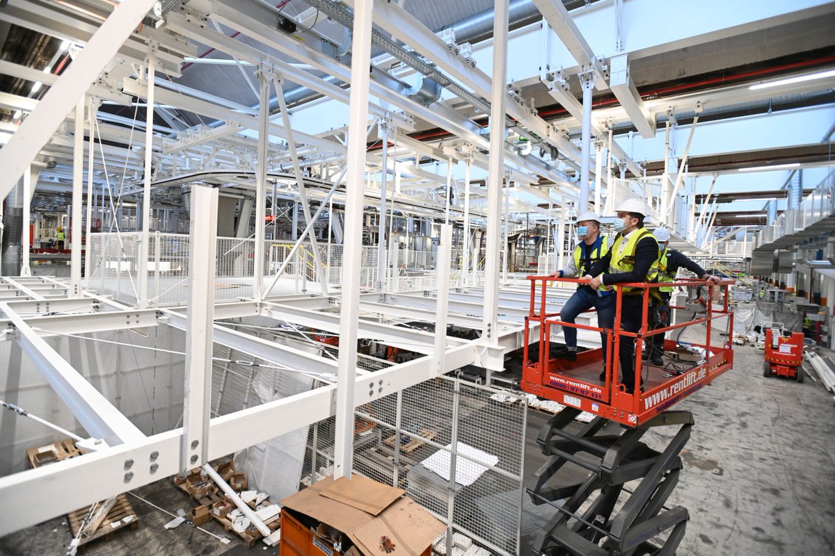 VWCV_news's tweet photo. The new #Multivan and the #IDBUZZ in focus: We used the turn of the year again for modernization at our #Hanover plant and connected the new production lines to the existing infrastructure. Read more on @LinkedInDACH.
#VWCV #WeTransportSuccess #Hello2021 https://t.co/cFT2r5DA0H https://t.co/7EUOnX774d