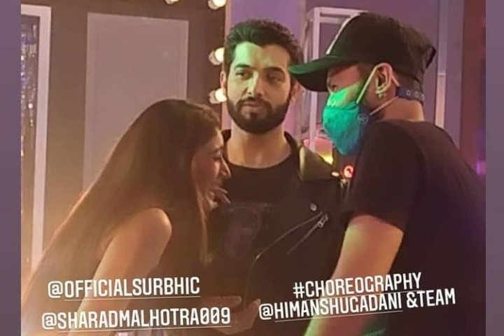 Jeonshivaniii's tweet photo. Sharad be like : 
           1st you guys cap out ua smiles am waiting 😂😂😂

#SharBhi #SharadMalhotra #SurbhiChandna #Naagin5 #bts #dancesequence #funonsets #cheel https://t.co/FLohI50HIZ