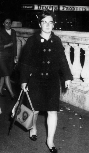 ManOnBridgeDoc's tweet image. The photo is of myself taken a few weeks after I came to live in Dublin. Submitted by Ann Lane (1966)