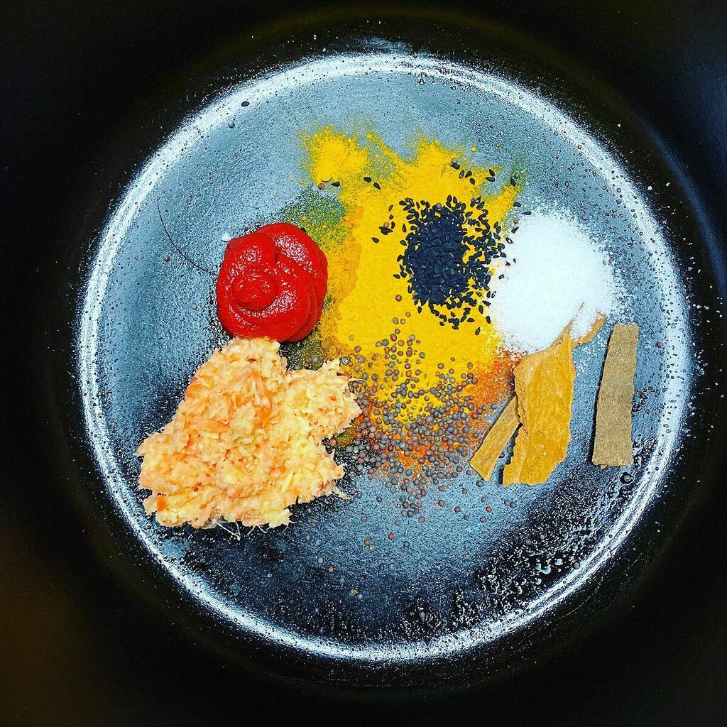 thegourmetgays's tweet photo. I love this picture, the beginnings of a tarka dhal, this one will be a @gizzierskine recipe from her latest book RESTORE.
We'll be eating with some wholemeal naan and enjoying a meat free Monday as it's the one day hubby is happy with that 🤷♂️
.
.
#spices #dhal #indian #onepa… https://t.co/HJdtPyj0nQ