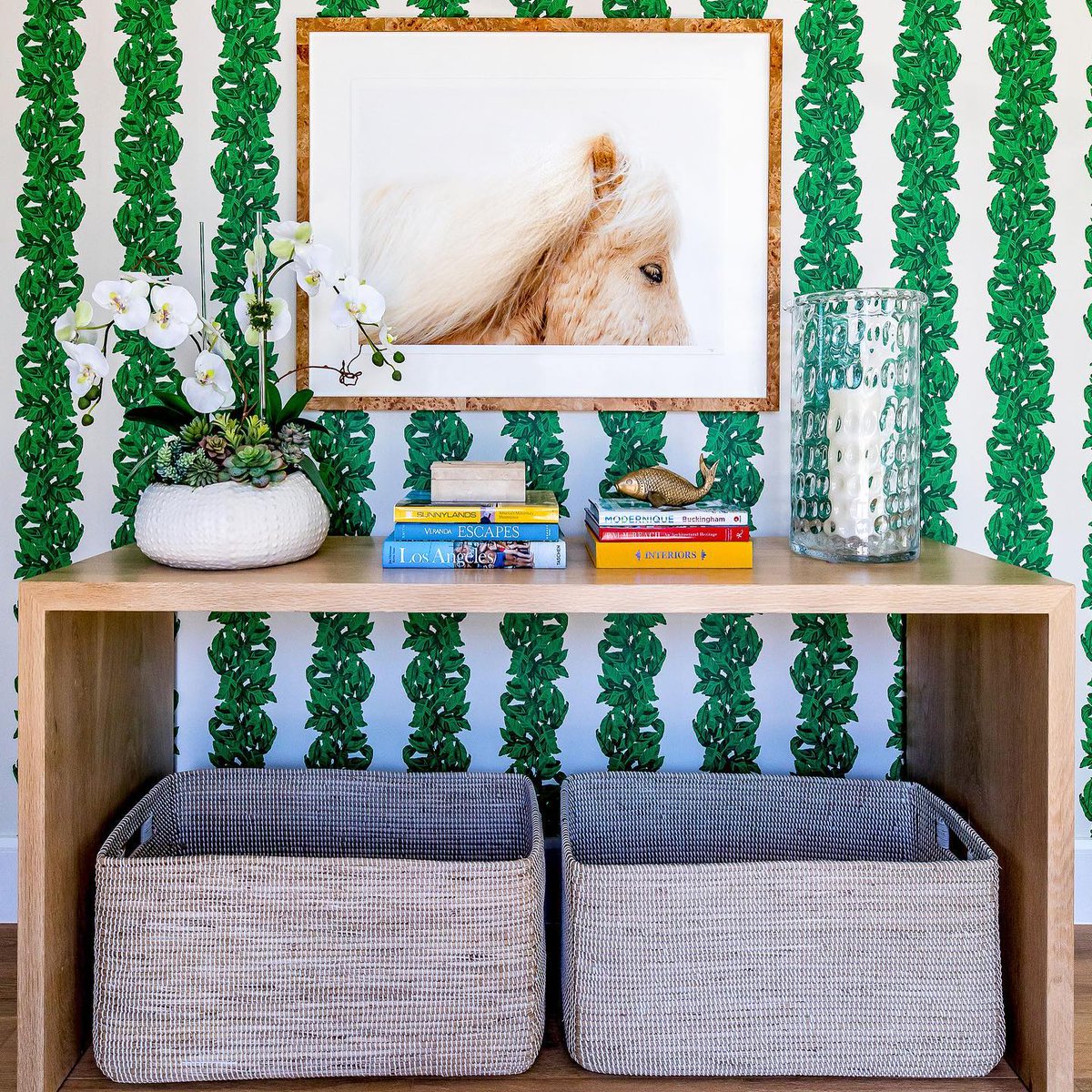 CustomRobert's tweet image. The sweetest entryway you ever did see!💚🐴 • Built by Robert Elliott Custom Homes • Interior by Lindley Arthur Interiors • Architecture by Brent Slocum