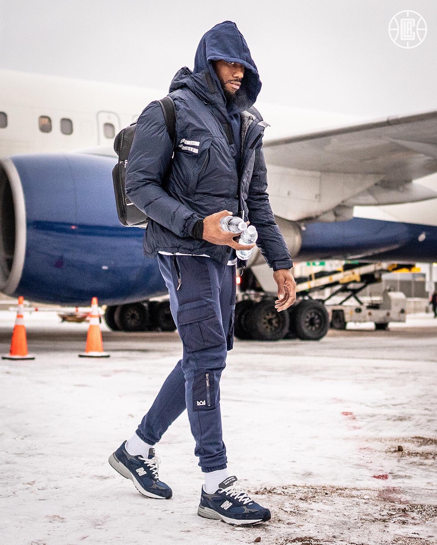 Clutchpoints Ø¯Ø± ØªÙˆÛŒÛŒØªØ± Damn Kawhi Leonard Has Some Really Big Hands Looks Like Holding Two Water Bottles In One Hand Is Becoming His Signature Move Https T Co 3qwsbszfcx