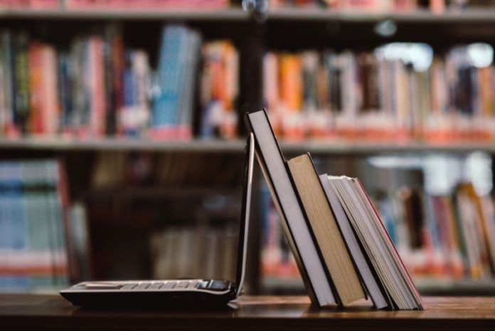 RadioSabadell's tweet photo. 🔊ÀUDIO #AlMatí | Cecilia Picún, responsable del 
@libreriodlplata: "El valor del llibre i els hàbits lectors han canviat arran de la pandèmia"

▶️ https://t.co/FRbgMOjLXK https://t.co/jKf199RI1I