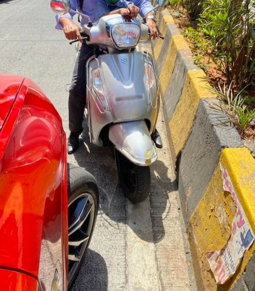 sachin_rt's tweet photo. You're on the 𝗪𝗥𝗢𝗡𝗚 𝗦𝗜𝗗𝗘 of everyone when you drive on the 𝗪𝗥𝗢𝗡𝗚 𝗦𝗜𝗗𝗘 of the road! 

9,200 people in 🇮🇳 died in 2019 due to wrong side driving which is more than 1 death an hour.

I even saw someone drive dangerously with a kid in front once.
#RoadSafetyWeek https://t.co/oBWY9VTGsJ