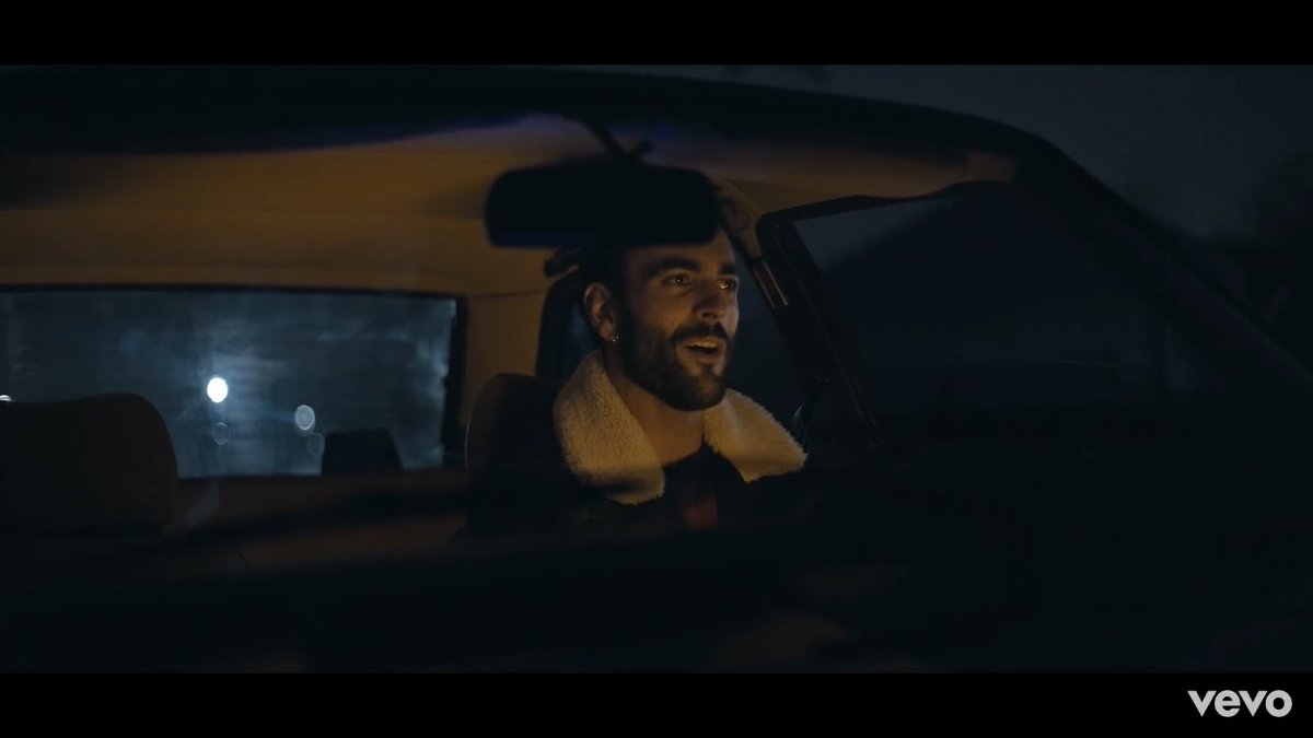 cuorelento's tweet photo. Mengoni nel                      Mengoni nel
video di             🤝                   video di 
Hola                              Venere e  Marte

#VenereEMarteOnVevo https://t.co/flSKEuOwLD