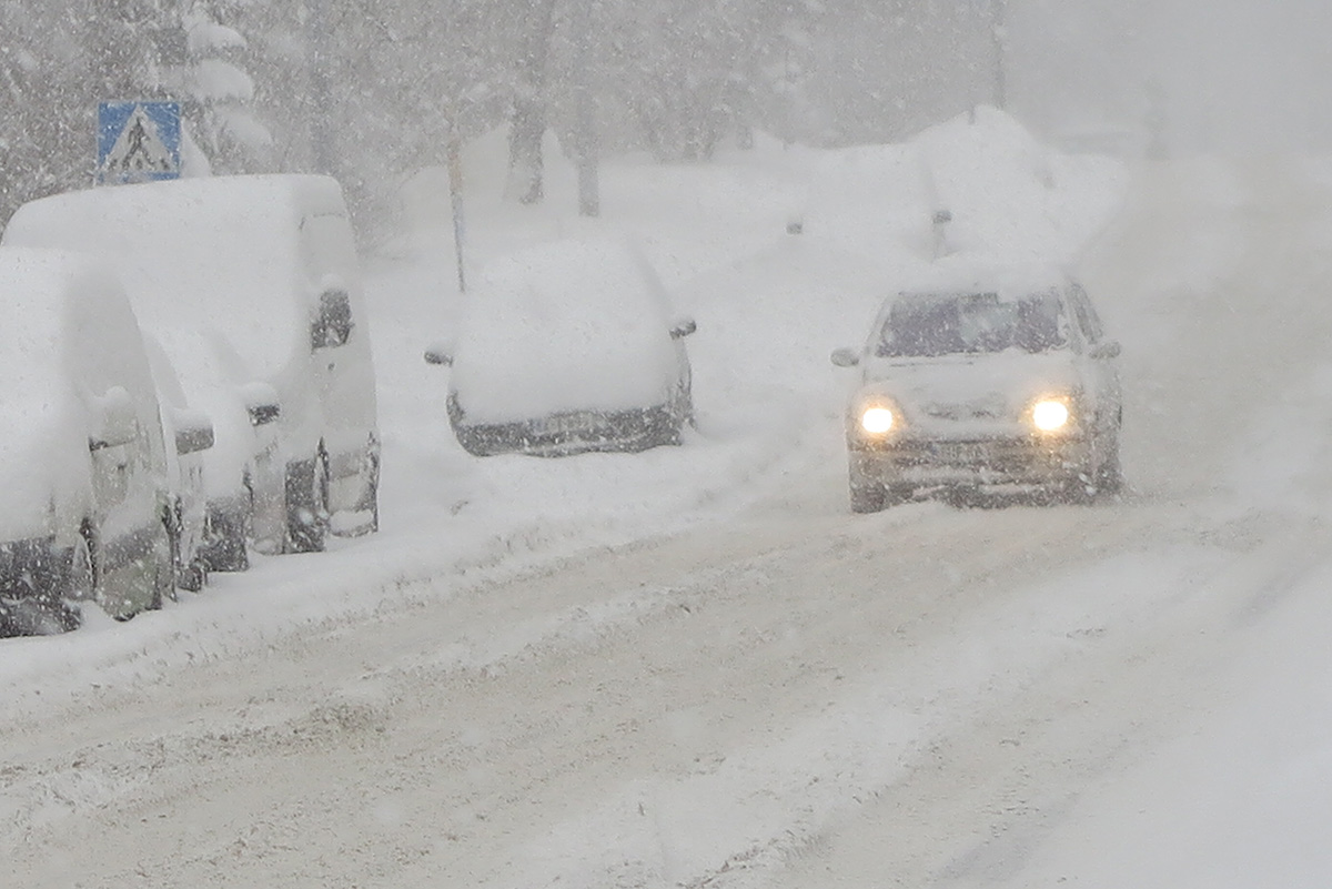 Lumipyryn takia poliisi pyytää autoilijoita harkitsemaan etätyöpäivän pitämistä huomenna, jos mahdollista. Ainakin työmatkaan on syytä varata riittävästi aikaa ja malttia. Myös vapaa-ajan autoilua on syytä välttää aamu- ja iltaruuhkan aikoihin. #poliisi #Helsinki #liikenne