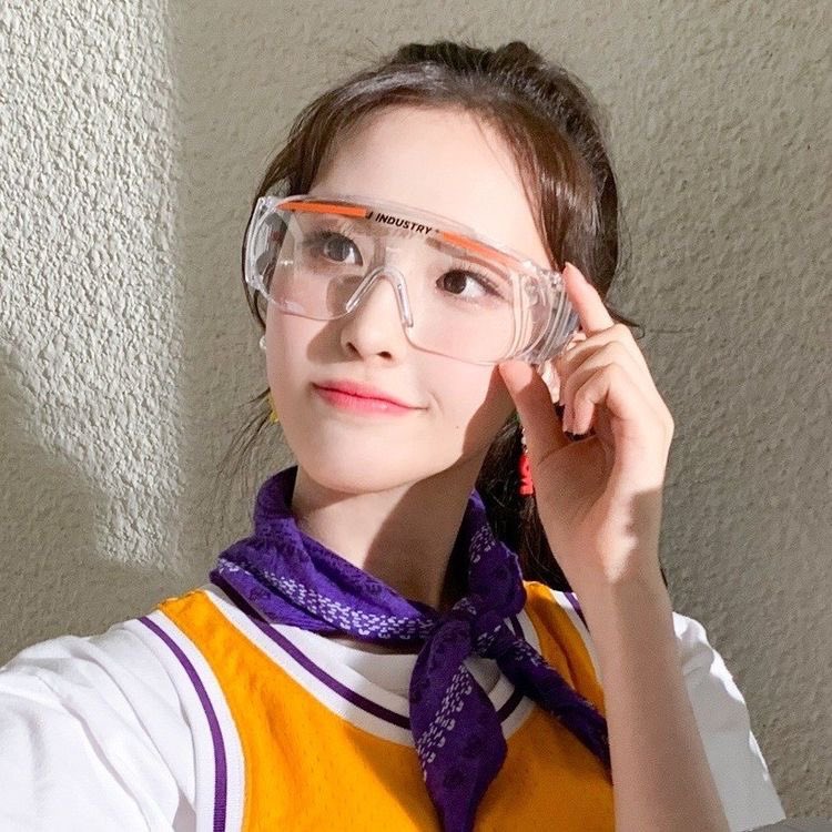 who in kpop" but it's actually jaehee from weeekly, a thread