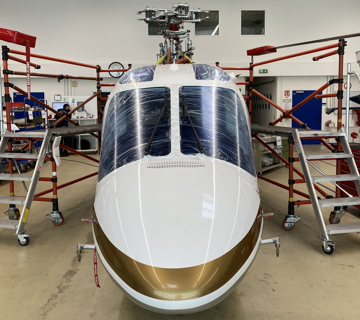 DALGruppe's tweet photo. Trotz Corona geht das Geschäft im Bereich #Transport &amp; #Logistik weiter.... Abnahme eines #Helikopters zur Sicherung der notwendigen Werksverkehre eines Mittelständlers in der Pandemiezeit. #Businessaviation https://t.co/BnIlLxxnOX