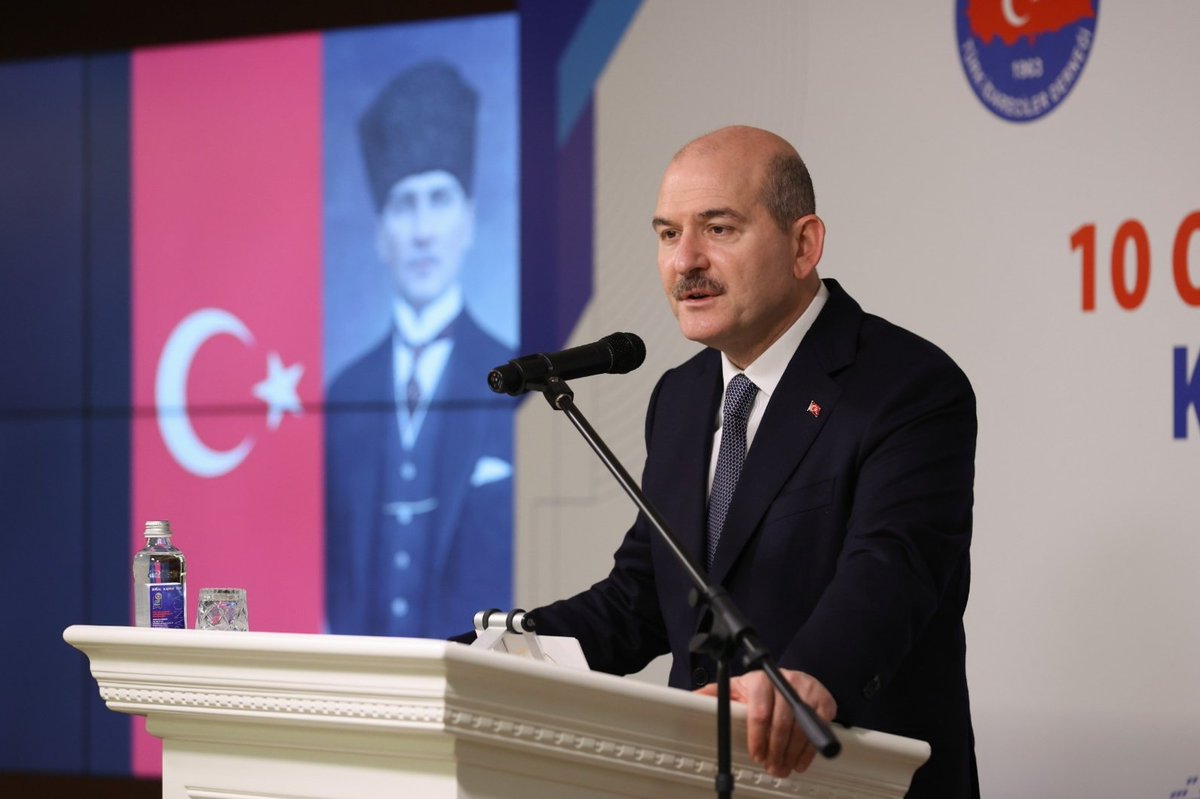 suleymansoylu's tweet photo. Vatandaş memnuniyeti odaklı, sorunlara en kısa yoldan temas eden, aktif, dinamik yeni çözümler üreten, mevzuatın, temayüllerin esiri olmayan vali/kaymakam profili, geçmişin değil geleceğin yönetici profilidir

Türk İdare Geleneği, tam da bu yönetici profiline uygun bir gelenektir https://t.co/mTlbqnGfTX