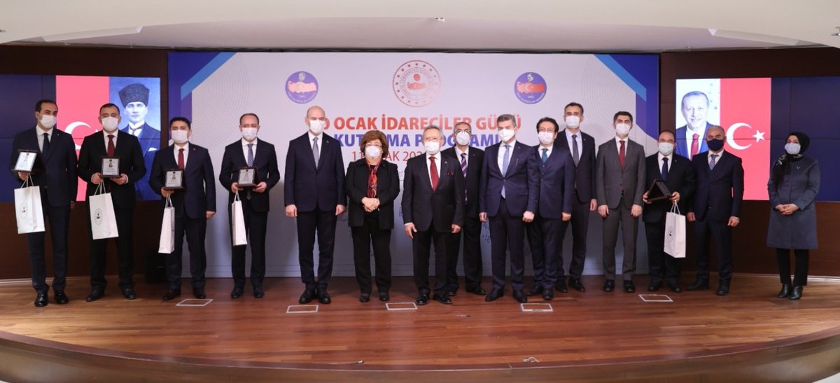 suleymansoylu's tweet photo. Vatandaş memnuniyeti odaklı, sorunlara en kısa yoldan temas eden, aktif, dinamik yeni çözümler üreten, mevzuatın, temayüllerin esiri olmayan vali/kaymakam profili, geçmişin değil geleceğin yönetici profilidir

Türk İdare Geleneği, tam da bu yönetici profiline uygun bir gelenektir https://t.co/mTlbqnGfTX