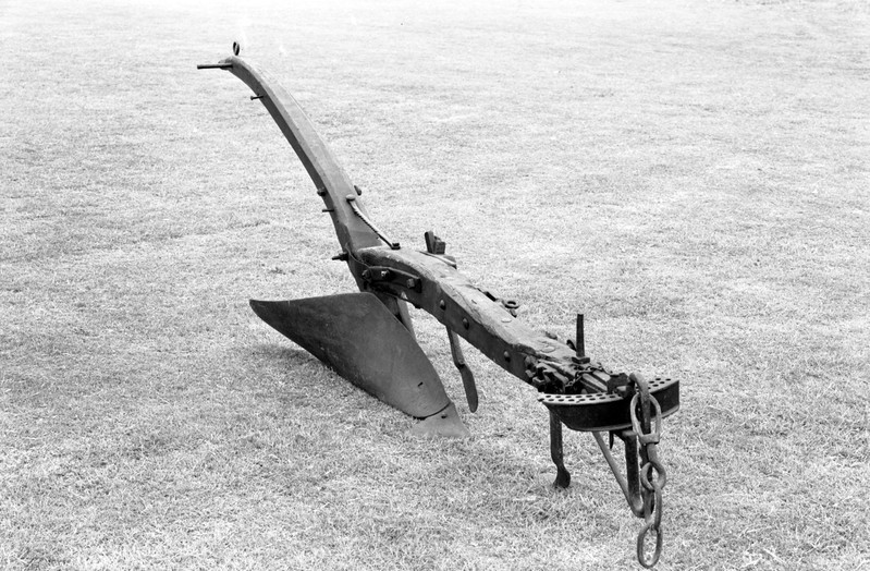 next up on our list of very good ploughs worth blessing: the Suffolk iron plough. according to Marshall and Young, writing in the 19th century, the iron plough was 'entirely made of iron', which checks out. it had only handle, and a reputation for leaving its friends on read