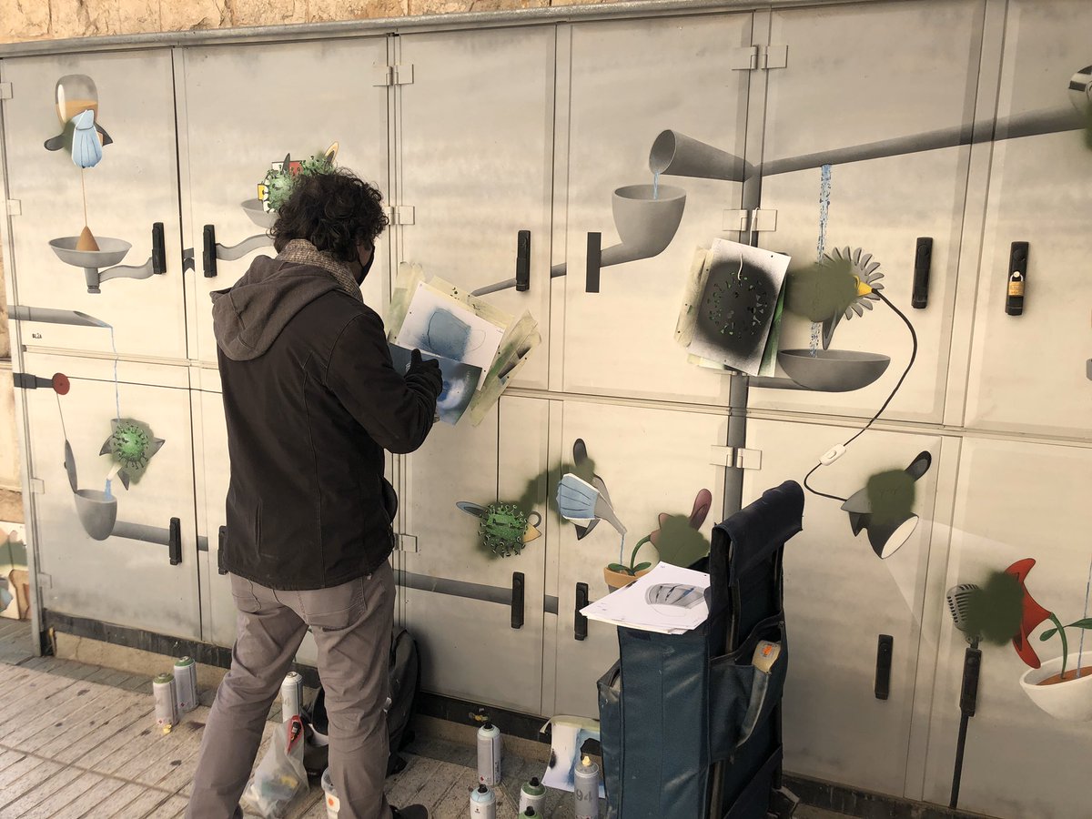 tramuntana_tv's tweet photo. Restauració del mural de @BL2A_ a l’exterior del @museuemporda de #Figueres. L’artista tapa les taques que van fer uns brètols amb unes imatges de #coronavirus i mascaretes. Quan acabi la pandèmia restituirà el disseny original. #StreetArt @ajfigueres https://t.co/1tl0po7H6V
