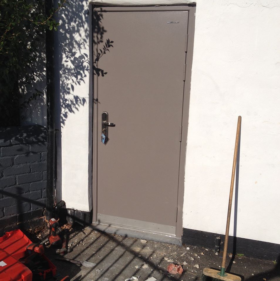 crshutters's tweet photo. *** SECURITY DOORS ***

We offer a wide range of bespoke security doors. Available in several colours.

For more information, please call 0114 2441 178. Alternatively hit the link below and visit our website.

https://t.co/MXk3mfsL7m

#crshutters #security #securitydoors #doors https://t.co/Feu4z5ht2o