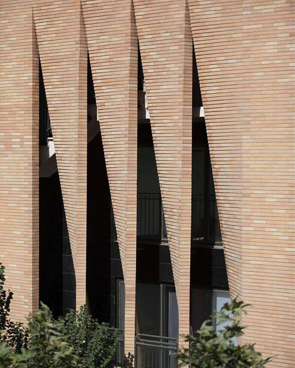 SurfacesMagzin's tweet photo. Architects are constantly exploring the possibilities with bricks and some of these look fascinating. Here's Dancing Brick Walls of the Moshtag Office Building by Omid Shafiee in Iran.
.
#surfacesreportermagazine #surfacesreporter #design_archbytes #architecture #arkitektur https://t.co/hG0qOBN7s9