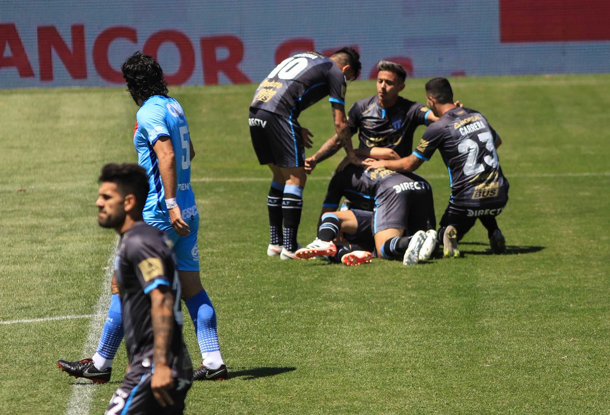 HistoriaTucuman's tweet photo. Había una vez una #camiseta que ganaba TODO lo que jugaba @UmbroArgentina 
#AtleticoTucuman #Kit2  

4 de 4 (TODOS DE VISITANTE)

4-1 Racing (debut)
2-1 Arsenal
5-3 Unión SF
1-0 Gimnasia LP https://t.co/zwwn0UyeNn