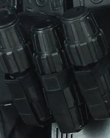 Su mortífero armamento constaba de un Blaster de repetición ligero SE-14R, una carabina E-11D, un rifle de asalto pesado DLT-19D, granadas de fragmentación C-25 y detonadores termales