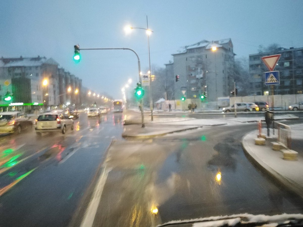 DragicaBijelic's tweet photo. Vredni putari su noćas radili da bi saobraćaj danas mogao nesmetano da se odvija na svim putnim pravcima kako u #NovomSadu tako i u naseljenim mestima https://t.co/pefZSNz6aa