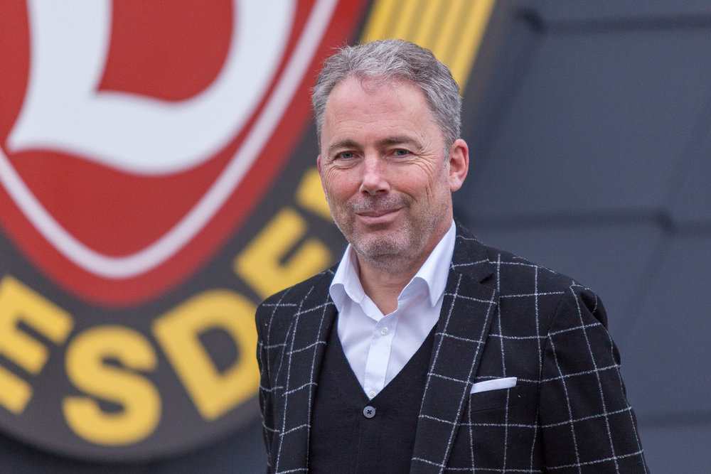 DynamoDresden's tweet photo. TV-Tipp für das Pre-Match-Programm vor #TGMSGD: Dynamos neuer kaufmännischer Geschäftsführer Jürgen #Wehlend ist ab 17.30 Uhr im MDR-Live-Gespräch bei @SportimOsten zu Gast 📺👉 https://t.co/GDICZpmQa2 #sgd1953 https://t.co/1t6HFxqFNg