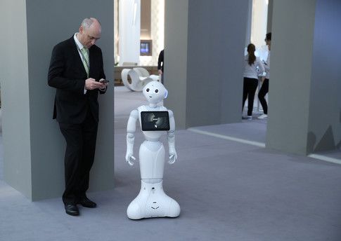 wef's tweet image. Trusting machines versus humans. Why we must understand the difference wef.ch/39jU3I2 #AI #machinerules #fearofrobots