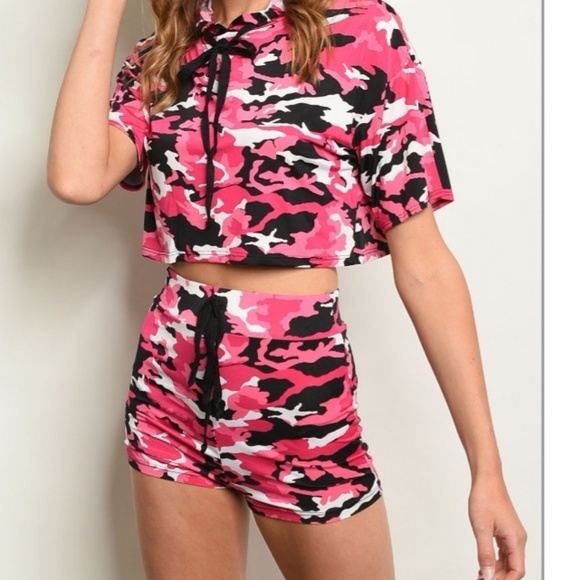Debbiedooposh's tweet photo. So good I had to share! Check out all the items I'm loving on @Poshmarkapp #poshmark #fashion #style #shopmycloset: https://t.co/4ahU6JRieK https://t.co/270AgpwRF1