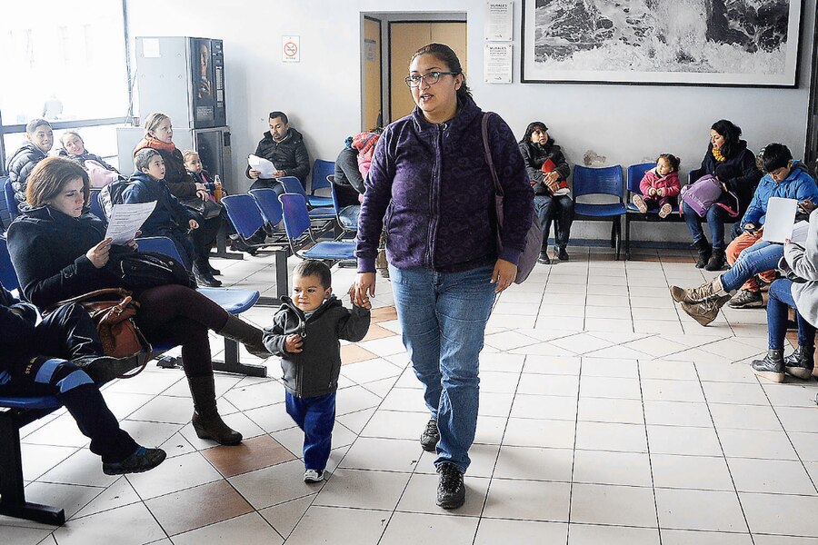 latercera's tweet photo. 📈 @pulso_tw | Parlamentarias urgen por una solución al postnatal mientras gobierno evalúa entregar bono https://t.co/TyeSX6tiyL https://t.co/slwNVgNxUe