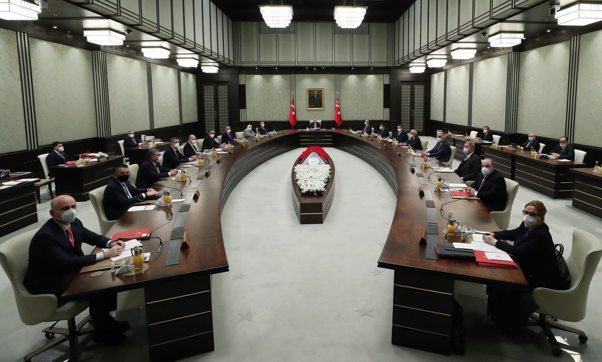 tcbestepe's tweet photo. Cumhurbaşkanlığı Kabinesi, Cumhurbaşkanı @RTErdogan’ın başkanlığında Cumhurbaşkanlığı Külliyesinde toplandı. https://t.co/aJ63wGA8PW