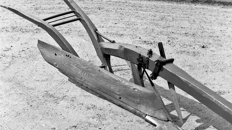 do you ever wake up feeling like the only thing that will get you out of bed is, uh, being pulled by 'up to six horses'? well today you're in good company, with the magnificent Gloucestershire long plough. 'heavy and inefficient,' Marshall and Young add, a little meanly