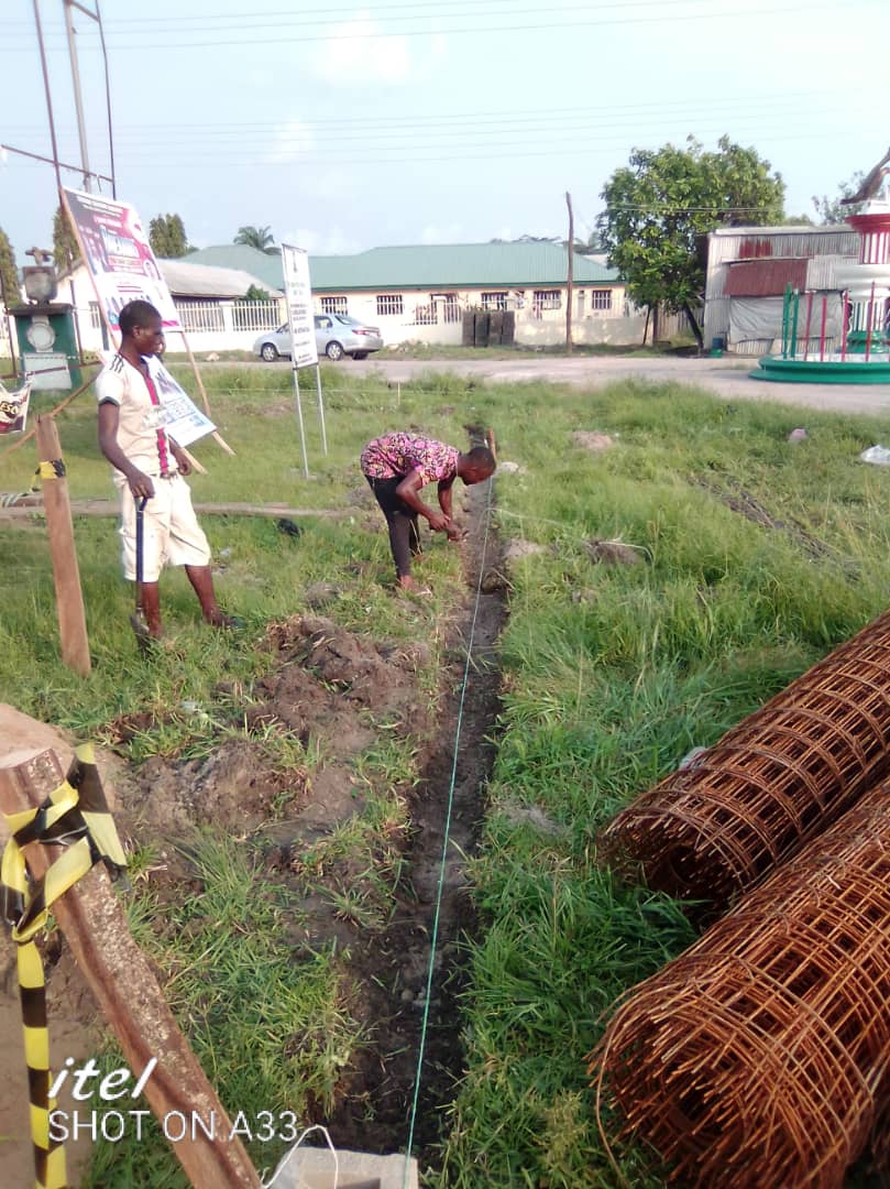 TrackaNG's tweet photo. N40m was allocated in the 2020 FG ZIP for the construction of recreation centre( City hall) in Okpoama, Brass LGA, Bayelsa East Sen. District, Bayelsa State.

 We tracked and report that an existing recreation centre undergoing renovation in  Okpoama community. 
Agency: BCDA https://t.co/br8a7qnZh9